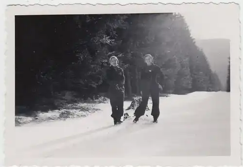 (F690) Orig. Foto 2 junge Damen in Heidelberg (Seiffen) im Winter, 1940er - 50er