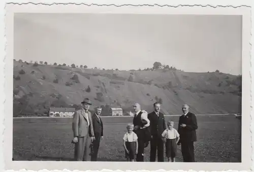 (F6886) Orig. Foto Männer und Jungs auf einer Wiese, vermutl. Eichstätt, Oktober