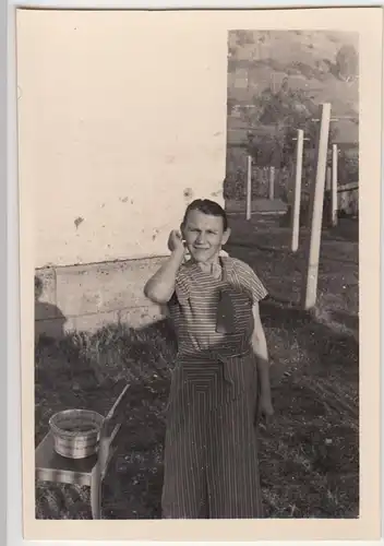 (F6875) Orig. Foto Frau im Garten eines Wohnhaus, vermutl. Eichstätt, Oktober 19