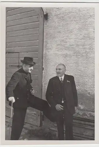 (F6853) Orig. Foto Herren a.e. Gebäude, vermutl. Eichstätt um 1937