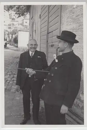 (F6851) Orig. Foto Mann mit Pfeife u. älterer Herr a.e. Gebäude, vermutl. Eichst