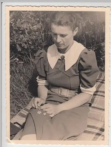 (F6840) Orig. Foto junge Frau auf Decke, Wanderung, Rast 1937