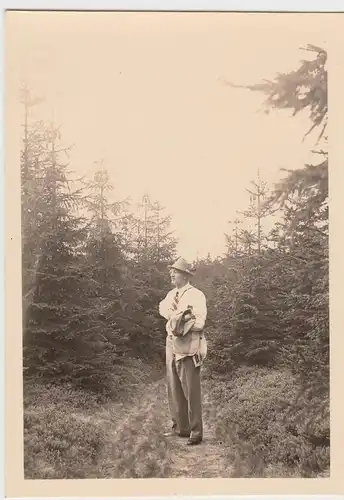 (F6788) Orig. Foto Bad Berneck, Mann im Nadelgehölz, Wanderung, Pfingsten 1937