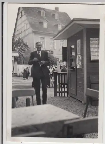 (F6693) Orig. Foto Mann an Imbiss-Bude, Saalburg, Bleilochtalsperre o. Umgebung,