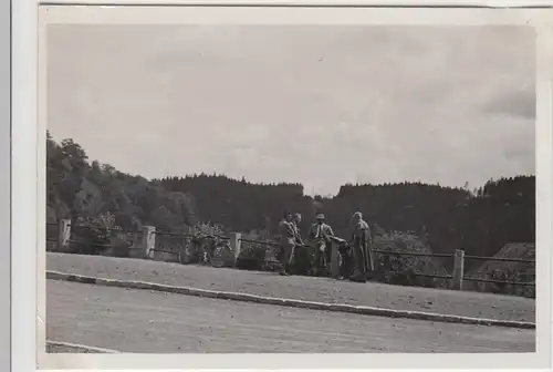 (F6691) Orig. Foto Männer am Geländer, nahe Bleilochtalsperre o. Saalburg 1935