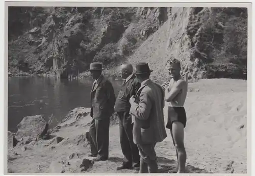 (F6681) Orig. Foto Personen an einem See, Badesee, Berge 1935