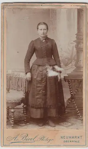 (F6638) Orig. Kabinettfoto Frau im dunklen Kleid, um 1900