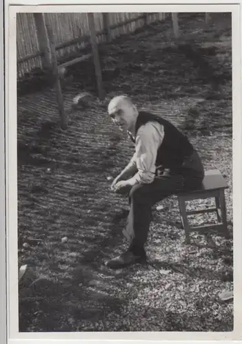 (F6631) Orig. Foto Mann auf Hocker im Garten, Bayern 1934/35