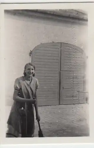 (F6617) Orig. Foto Eichstätt, junge Frau mit Besen am Scheunentor, 1934/35
