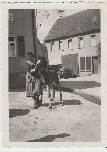 (F6604) Orig. Foto Frau mit Fohlen auf dem Hof, Bayern Mai 1935