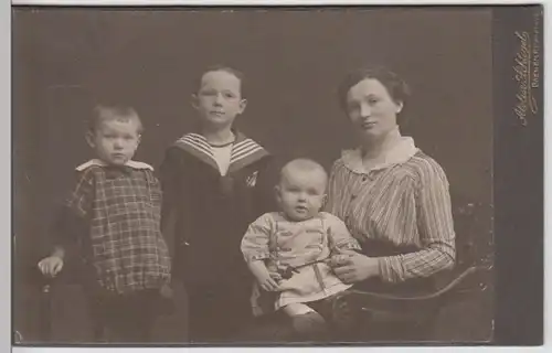 (F66) Original Foto um 1900 Mutter mit drei Kindern (Kabinettfoto)