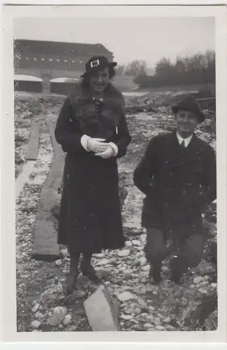 (F6529) Orig. Foto München, Paar am Stauwehr Oberföhring, 1934