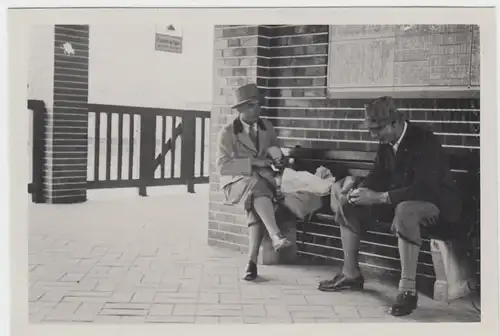 (F6521) Orig. Foto Bahnhof Ebermannstadt, Personen auf Bank, 1934