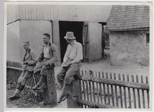 (F6518) Orig. Foto Tüchersfeld, Männer auf einem Gartenzaun, 1934