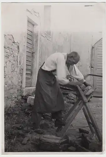 (F6508) Orig. Foto Eichstätt, Herr am Sägebock vor Wohnhaus (Nähe Wagnerei) 1934