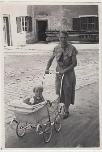 (F6507) Orig. Foto Eichstätt, junge Frau mit Kinderwagen vor der Wagnerei Jos. S