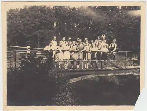 (F650) Orig. Foto Kinder auf Holzbrücke, Klassenausfahrt 1928