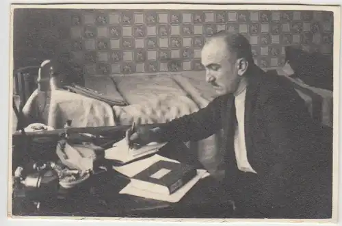 (F6420) Orig. Foto Herr in einer Stube mit Bett und Schreibtisch, 1931