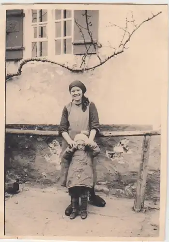 (F6413) Orig. Foto junge Frau mit Kind auf dem Bauernhof, Frühjahr 1930