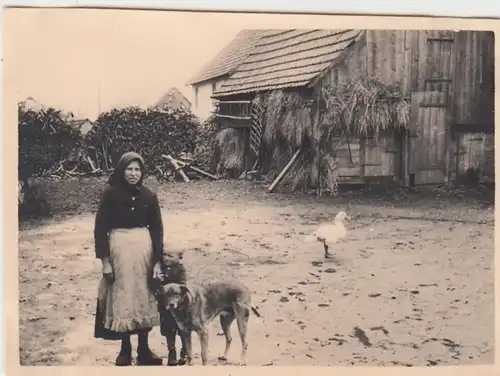 (F6411) Orig. Foto Landwirtschaft, Bäuerin mit Kind und Hund auf dem Hof, Frühja