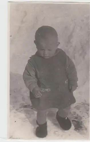 (F6392) Orig. Foto kleines Kind im Freien, Winter 1931