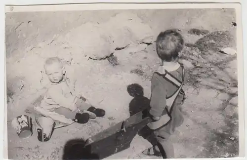 (F6390) Orig. Foto Kinder spielen mit kleiner Schubkarre, 1931