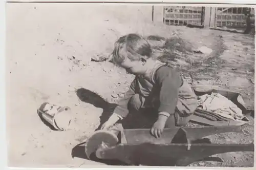 (F6386) Orig. Foto Kind spielt mit kleiner Schubkarre, 1931