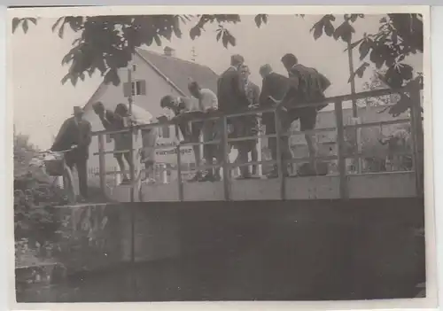 (F6375) Orig. Foto junge Männer auf einer kleinen Brücke, 1931