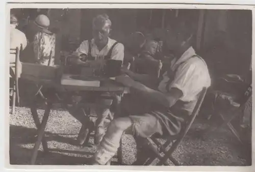 (F6362) Orig. Foto Männer in einem Biergarten 1929