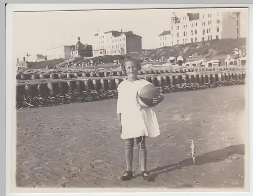 (F6322) Orig. Foto Mädchen mit Ball am Strand, 1926