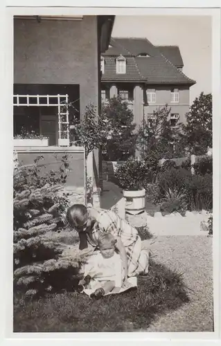 (F6310) Orig. Foto Mutter mit Kleinkind im Garten, 1920er