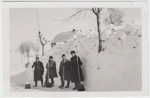 (F631) 3x Orig. Foto Männer schippen Schnee, beachtliche Schneehöhe