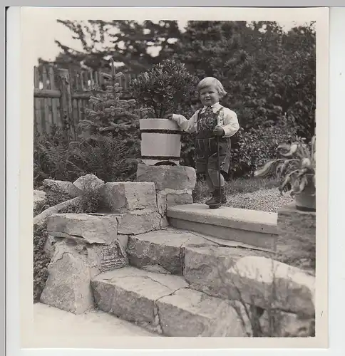 (F6308) Orig. Foto Kleinkind in Lederhosen und Gehstock, 1920er