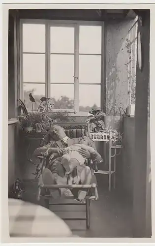 (F6305) Orig. Foto Mann schläft im Liegestuhl auf Balkon, 1920er