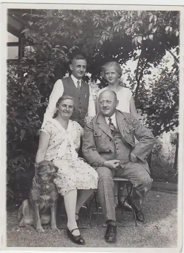 (F6299) Orig. Foto Personen mit Hund im Garten, 1920er