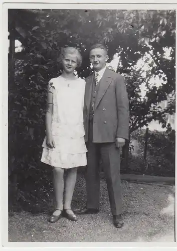 (F6298) Orig. Foto Mann und Mädchen im Garten, 1920er