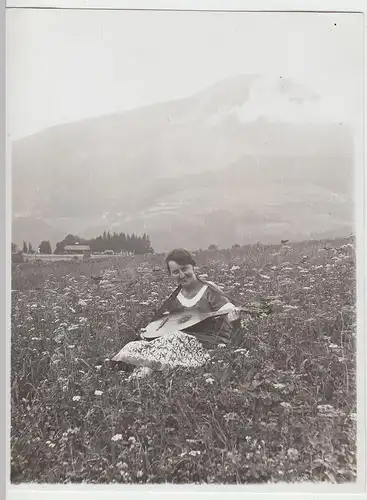 (F6296) Orig. Foto Frau mit Mandoline auf Blumenwiese, 1920er