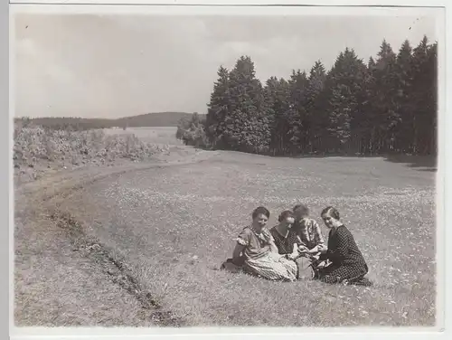 (F6288) Orig. Foto Frauen sitzen auf der Wiese 1920er