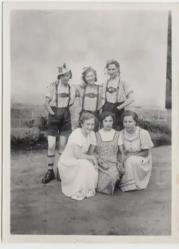 (F629) Orig. Foto 3 Damen posieren mit 3 Bayerinnen