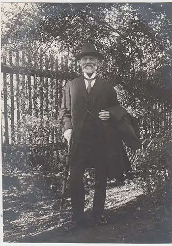 (F6286) Orig. Foto Herr im Garten "Vater Kratz" 1920er