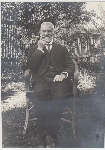 (F6285) Orig. Foto Herr sitzt im Garten "Vater Kratz" 1920er