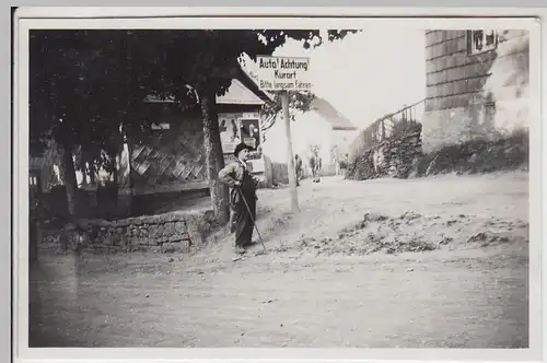 (F6264) Orig. Foto Finsterbergen, Mann am Schild "Achtung Kurort" 1929