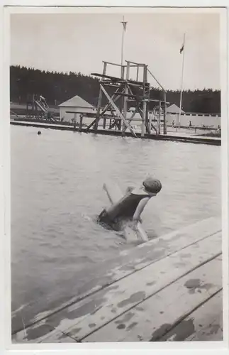 (F6255) Orig. Foto Schwimmbad Finsterbergen, Frau m. Holzbalken im Wasser 1929