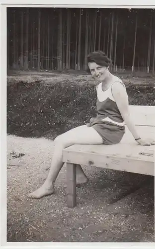 (F6249) Orig. Foto Schwimmbad Finsterbergen, Frau auf einer Bank 1929