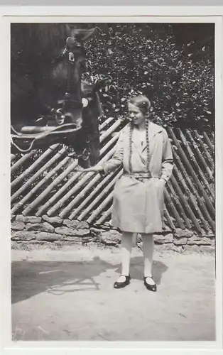 (F6231) Orig. Foto Catterfeld, Mädchen füttert Pferde, 1929