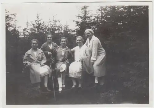 (F6227) Orig. Foto Catterfeld, Damen-Gruppenfoto im Freien, Spaziergang vor 1945