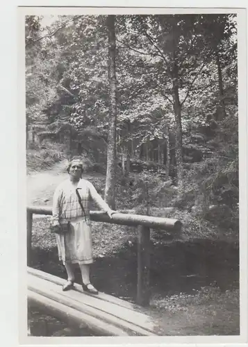 (F6225) Orig. Foto Finsterbergen, Leinatal, Frau auf kleiner Brücke, 1929
