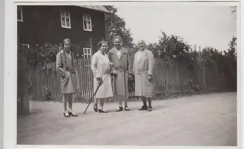(F6224) Orig. Foto Finsterbergen, Leinatal, Frauen u. Mädchen am Gartenzaun, 192