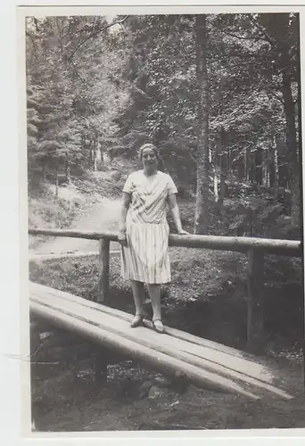 (F6223) Orig. Foto Finsterbergen, Leinatal, Frau auf kleiner Brücke, 1929