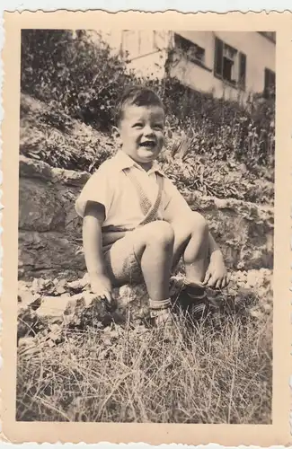 (F6189) Orig. Foto Junge Alexander sitzt im Garten, nach 1945